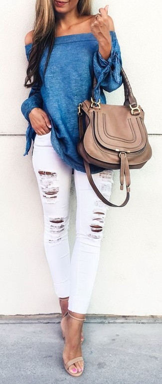 Comment porter un jean skinny déchiré blanc: Associe un top à épaules dénudées bleu avec un jean skinny déchiré blanc pour un look confortable et décontracté. Cet ensemble est parfait avec une paire de sandales à talons en cuir beiges.