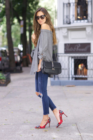 Comment porter un top à épaules dénudées gris: Choisis un top à épaules dénudées gris et un jean skinny déchiré bleu pour un look idéal le week-end. Termine ce look avec une paire de escarpins en cuir à carreaux rouges.