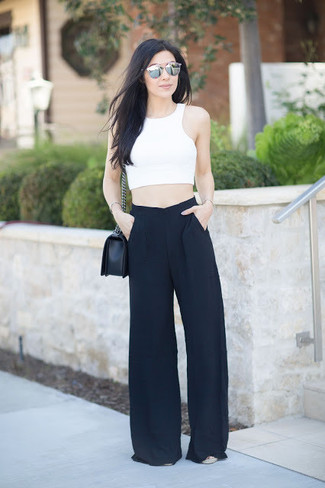 Comment porter un pantalon large noir: Pense à associer un top court blanc avec un pantalon large noir pour un look de tous les jours facile à porter.