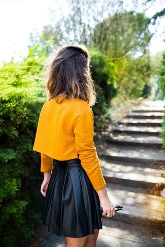 Comment porter un top court jaune: Pense à opter pour un top court jaune et une minijupe en cuir plissée noire pour une impression décontractée.