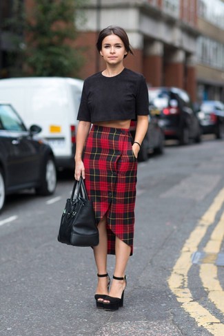 Comment porter un top court noir: Harmonise un top court noir avec une jupe crayon écossaise rouge pour créer un style chic et glamour. Cet ensemble est parfait avec une paire de sandales à talons en daim noires.