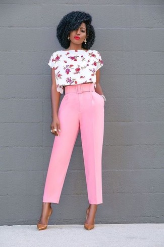 Comment porter un top court à fleurs blanc: Associe un top court à fleurs blanc avec un pantalon large rose pour créer un style chic et glamour. Cette tenue est parfait avec une paire de escarpins en cuir marron clair.