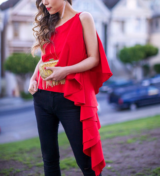 Comment porter une pochette dorée: Pense à porter un top sans manches à volants rouge et une pochette dorée pour un look idéal le week-end.