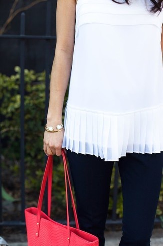 Comment porter un top sans manches blanc: Pense à associer un top sans manches blanc avec un jean skinny noir pour une tenue confortable aussi composée avec goût.