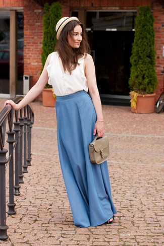 Comment porter une jupe longue bleue: Essaie d'harmoniser un top sans manches blanc avec une jupe longue bleue pour une tenue idéale le week-end.