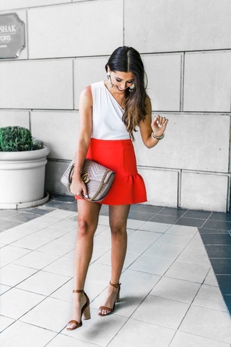 Comment porter une minijupe rouge: Marie un top sans manches blanc avec une minijupe rouge pour obtenir un look relax mais stylé. Une paire de sandales à talons en cuir marron est une option parfait pour complèter cette tenue.