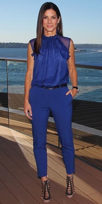 Comment porter un top sans manches bleu: Marie un top sans manches bleu avec un pantalon slim bleu pour achever un look chic. Une paire de sandales à talons en cuir noires est une option judicieux pour complèter cette tenue.