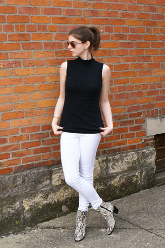 Comment porter un jean blanc: Harmonise un top sans manches noir avec un jean blanc pour affronter sans effort les défis que la journée te réserve. Une paire de bottines en cuir imprimées serpent grises est une option avisé pour complèter cette tenue.