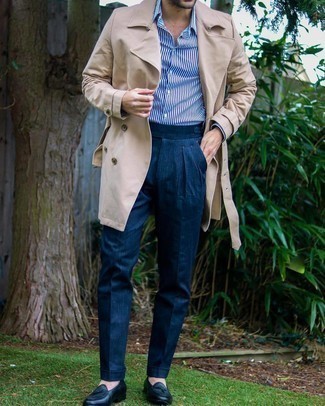 Comment porter un trench marron clair: Opte pour un trench marron clair avec un pantalon de costume en lin bleu marine pour un look pointu et élégant. Si tu veux éviter un look trop formel, choisis une paire de slippers en cuir bleu marine.