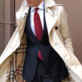 Comment porter une cravate rouge: Harmonise un trench beige avec une cravate rouge pour dégager classe et sophistication.