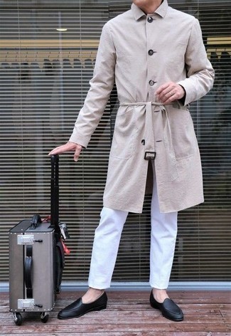 Comment porter une valise grise au printemps: Essaie d'harmoniser un trench beige avec une valise grise pour un look confortable et décontracté. D'une humeur audacieuse? Complète ta tenue avec une paire de slippers en cuir noirs. Une bonne idée de tenue pour cette saison.
