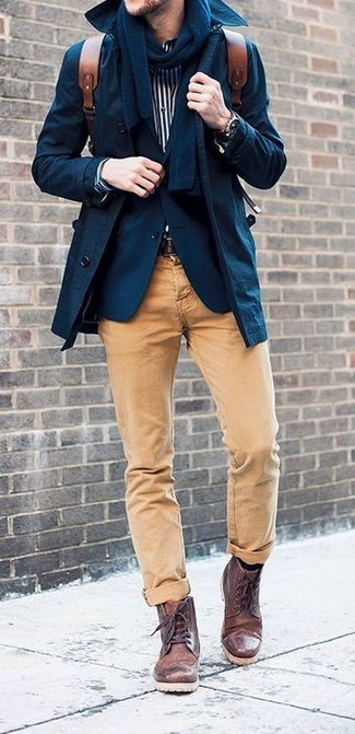 Comment porter un trench bleu marine: Pense à harmoniser un trench bleu marine avec un pantalon chino marron clair pour créer un look chic et décontracté. Une paire de bottes de loisirs en cuir marron foncé est une option judicieux pour complèter cette tenue.