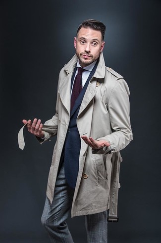Comment porter un pantalon de costume écossais gris pour un style elégantes à 30 ans: Essaie de marier un trench beige avec un pantalon de costume écossais gris pour une silhouette classique et raffinée.