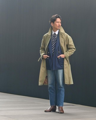 Tendances mode hommes: Associer un trench marron clair avec un jean bleu est une option judicieux pour une journée au bureau. Une paire de bottines chelsea en cuir marron foncé ajoutera de l'élégance à un look simple.