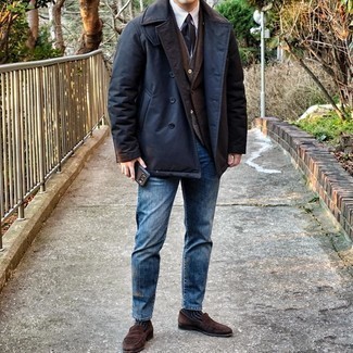 Un jean à porter avec un manteau marron à 30 ans: Pense à marier un manteau marron avec un gilet en laine marron pour un look classique et élégant. Termine ce look avec une paire de slippers en daim marron foncé pour afficher ton expertise vestimentaire.