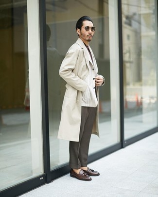 Tenue: Trench beige, Blazer à rayures verticales blanc, Polo marron foncé, Pantalon de costume marron foncé