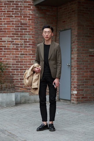 Un pantalon chino à porter avec des slippers noirs à l'adolescence: Harmonise un trench marron clair avec un pantalon chino si tu recherches un look stylé et soigné. Habille ta tenue avec une paire de slippers noirs.