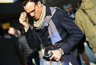 Comment porter une écharpe beige à 30 ans: Porte un trench bleu marine et une écharpe beige pour un look confortable et décontracté.