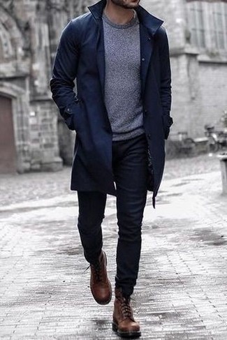 Comment porter un manteau bleu: Associe un manteau bleu avec un jean noir pour prendre un verre après le travail. Jouez la carte classique pour les chaussures et fais d'une paire de bottes de loisirs en cuir marron ton choix de souliers.