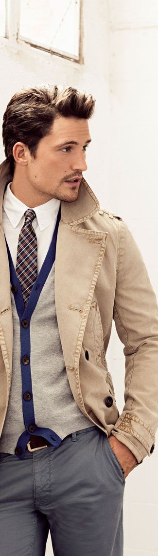 Comment porter une cravate écossaise marron foncé: Essaie d'associer un trench marron clair avec une cravate écossaise marron foncé pour dégager classe et sophistication.