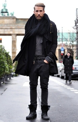 Comment porter un cardigan en tricot noir: Opte pour un cardigan en tricot noir avec un jean gris foncé pour obtenir un look relax mais stylé. Une paire de bottes de loisirs en cuir noires apportera une esthétique classique à l'ensemble.