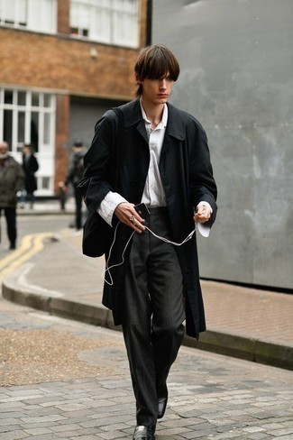 Tenue: Trench noir, Chemise à manches longues blanche, Pantalon chino à rayures verticales gris foncé, Bottines chelsea en cuir noires