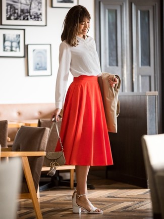 Comment porter des sandales à talons en cuir blanches: Harmonise un trench marron clair avec une jupe mi-longue plissée rouge pour un look élégant et soigné. Cette tenue est parfait avec une paire de sandales à talons en cuir blanches.