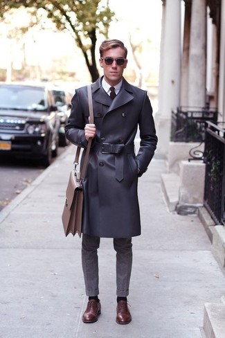 Comment porter un pantalon de costume en laine gris pour un style elégantes à 30 ans: Pense à associer un trench gris foncé avec un pantalon de costume en laine gris pour un look classique et élégant. Une paire de chaussures richelieu en cuir marron est une option avisé pour complèter cette tenue.