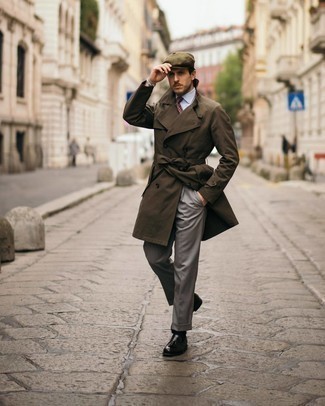 Comment porter un trench olive: Associe un trench olive avec un pantalon de costume gris pour une silhouette classique et raffinée. Jouez la carte décontractée pour les chaussures et choisis une paire de mocassins à pampilles en cuir noirs.