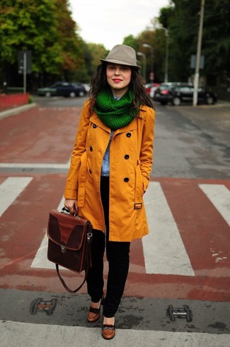 Comment porter un cartable en cuir marron: Essaie d'associer un trench orange avec un cartable en cuir marron pour une tenue idéale le week-end. Cet ensemble est parfait avec une paire de escarpins en cuir marron.