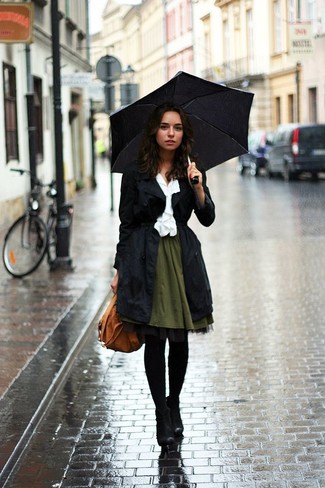 Comment porter un trench noir: Marie un trench noir avec une jupe patineuse olive pour une tenue idéale le week-end. Complète ce look avec une paire de bottines en daim noires.