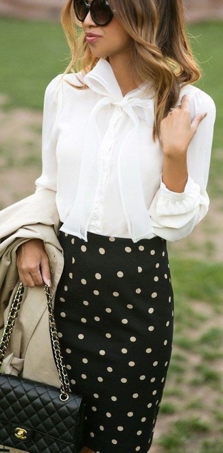 Comment porter une jupe crayon noire: Associe un trench beige avec une jupe crayon noire pour un look idéal au travail.