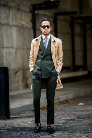 Comment porter un costume vert foncé à 30 ans: Choisis un costume vert foncé et un trench marron clair pour un look pointu et élégant. Tu veux y aller doucement avec les chaussures? Assortis cette tenue avec une paire de slippers en cuir noirs pour la journée.