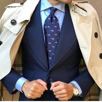 Comment porter une cravate imprimée bleue: Choisis un trench beige et une cravate imprimée bleue pour dégager classe et sophistication.