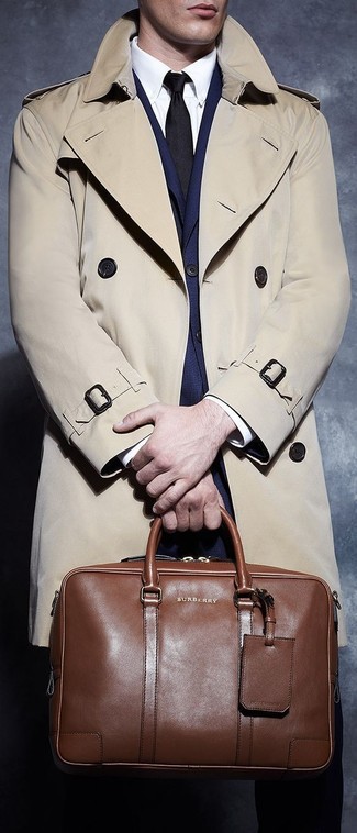 Comment porter un grand sac en cuir marron pour un style elégantes en automne à 30 ans: Marie un trench beige avec un grand sac en cuir marron pour une tenue relax mais stylée. En fait, cette tenue d'automne est superbe.