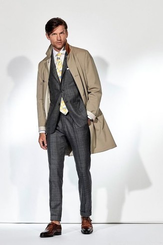 Un trench à porter avec un costume gris foncé à 30 ans: Associe un trench avec un costume gris foncé pour une silhouette classique et raffinée. Si tu veux éviter un look trop formel, termine ce look avec une paire de chaussures derby en cuir marron.