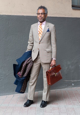 Comment porter une cravate à rayures horizontales orange: Essaie de marier un trench bleu marine avec une cravate à rayures horizontales orange pour une silhouette classique et raffinée. Si tu veux éviter un look trop formel, assortis cette tenue avec une paire de chaussures brogues en cuir noires.