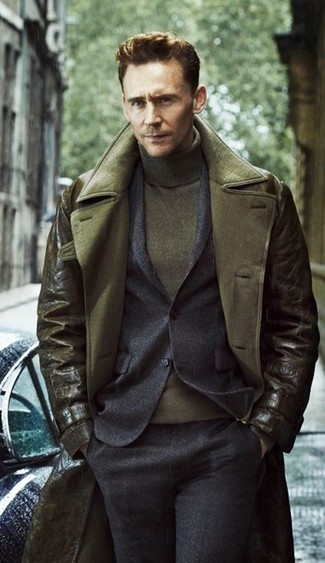 Tenue de Tom Hiddleston: Trench en cuir olive, Costume en laine gris foncé, Pull à col roulé olive