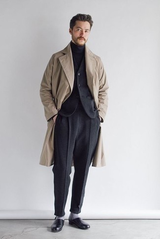 Comment porter un manteau en laine quand il fait frais: Choisis un manteau en laine et un gilet en laine gris foncé pour une silhouette classique et raffinée. Transforme-toi en bête de mode et fais d'une paire de slippers en cuir noirs ton choix de souliers.