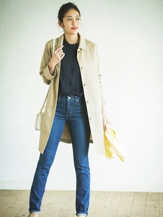 Comment porter un jean: Pense à marier un trench marron clair avec un jean pour obtenir un look relax mais stylé.