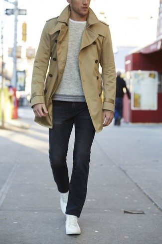 Comment porter un pull à col rond beige à 30 ans: Opte pour un pull à col rond beige avec un jean noir pour une tenue idéale le week-end. Termine ce look avec une paire de baskets basses en cuir blanches.