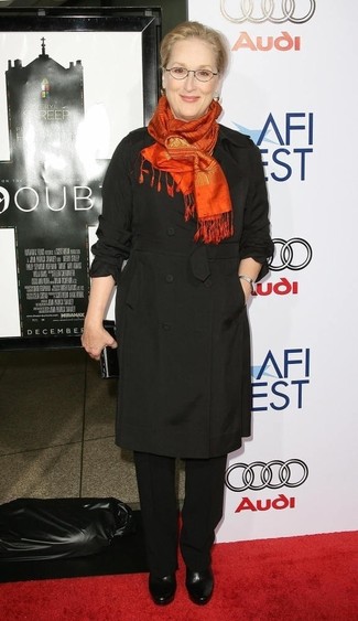 Tenue de Meryl Streep: Trench noir, Pantalon de costume noir, Bottines en cuir noires, Pochette en cuir noire