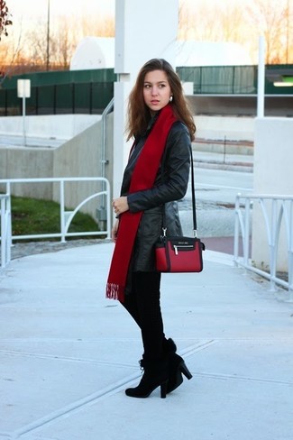 Comment porter un sac bandoulière en cuir rouge: Pense à porter un trench en cuir noir et un sac bandoulière en cuir rouge pour une tenue relax mais stylée. Assortis ce look avec une paire de bottines en daim noires.