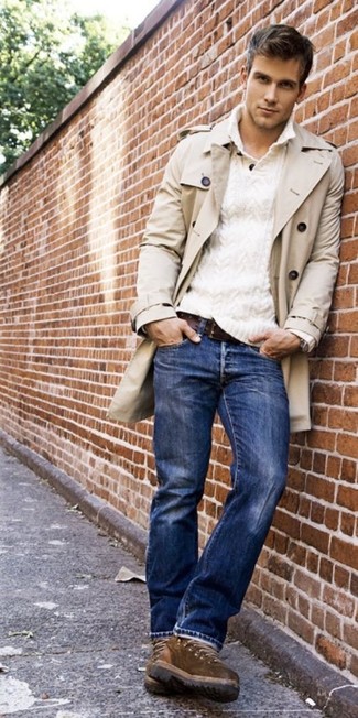 Comment porter un pull à col cheminée blanc: Associe un pull à col cheminée blanc avec un jean bleu pour prendre un verre après le travail. Une paire de bottes de loisirs marron est une option astucieux pour complèter cette tenue.