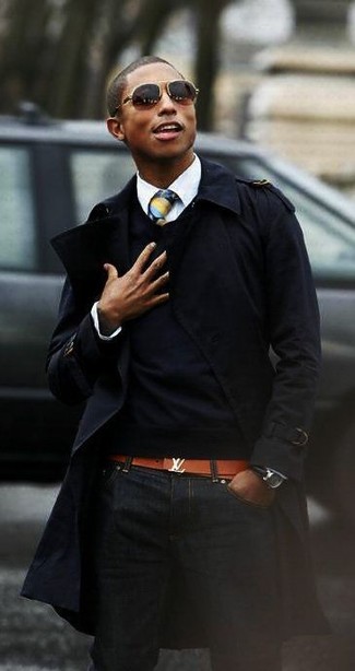 Tenue de Pharrell Williams: Trench noir, Pull à col en v noir, Chemise de ville blanche, Jean noir