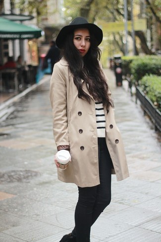 Comment porter un chapeau en laine noir: Marie un trench beige avec un chapeau en laine noir pour une tenue idéale le week-end. Complète ce look avec une paire de bottines en daim noires.
