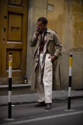 Tenue: Trench beige, Pull à col roulé beige, Chemise à manches courtes bordeaux, Pantalon chino blanc