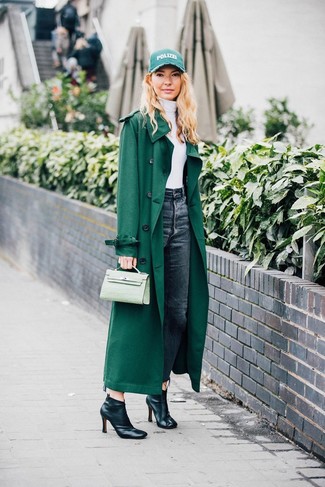 Comment porter une pochette vert menthe: Marie un trench vert avec une pochette vert menthe pour une tenue relax mais stylée. Une paire de bottines en cuir noires est une option astucieux pour complèter cette tenue.