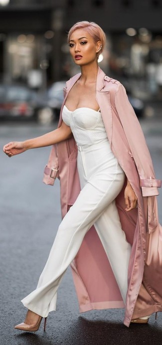 Comment porter un trench léger rose: Harmonise un trench léger rose avec un pantalon large blanc pour dégager classe et sophistication. Une paire de escarpins en cuir beiges est une option avisé pour complèter cette tenue.