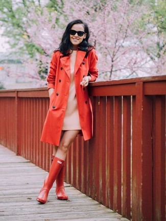 Comment porter un trench rouge: Essaie d'harmoniser un trench rouge avec une robe droite beige pour prendre un verre après le travail. Tu veux y aller doucement avec les chaussures? Fais d'une paire de bottes de pluie rouges ton choix de souliers pour la journée.
